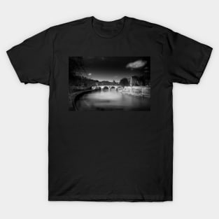 River Tiber and St Peters Basilica Vatican T-Shirt